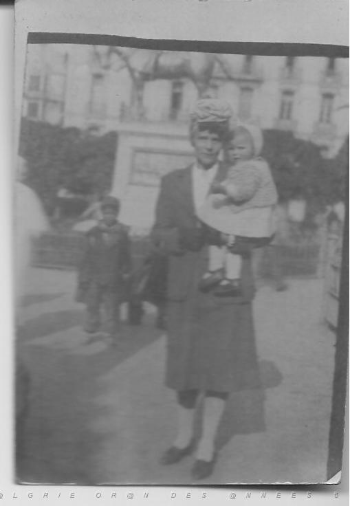 Maman, sa Tyohoïde et moi Mars 1945.jpg